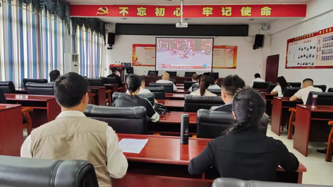县中等职业学校集中收看贵州省第十三次党代会开幕式