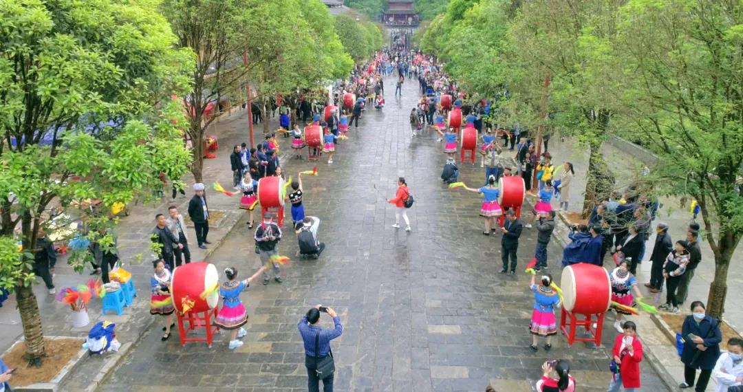 四月八，松桃职校花鼓又是一道风景线