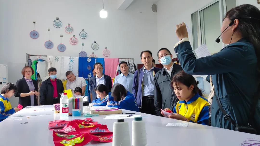 东莞市教育局赴松桃职校开展教育协作考察