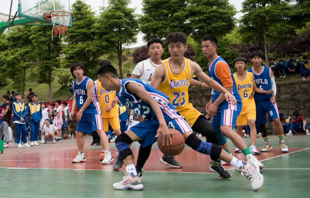 松桃职校“职业教育活动周”学生篮球赛精彩瞬间