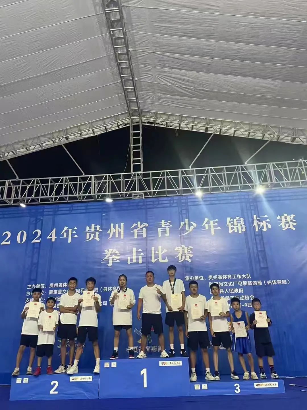 松桃苗族自治县中等职业学校举行2024级新生军训汇演暨总结表扬大会